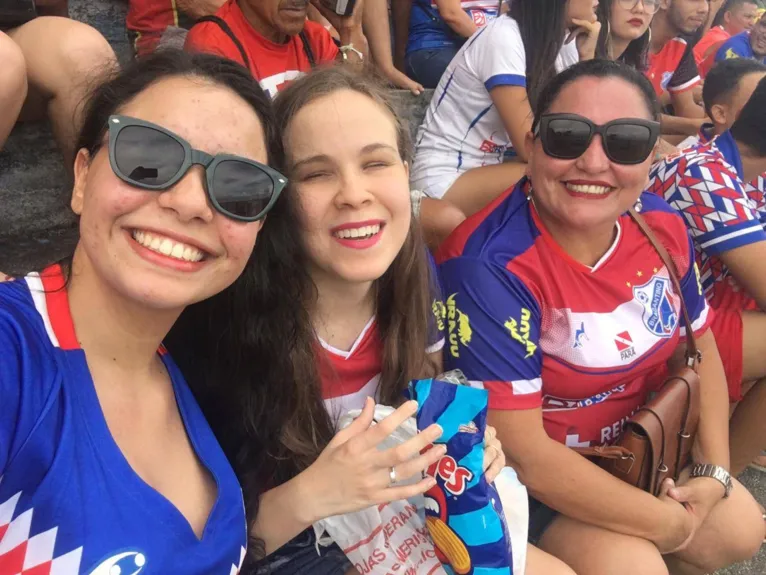 Ao lado da tia e da prima, Luisa esteve no Diogão torcendo pelo Tubarão do Caeté