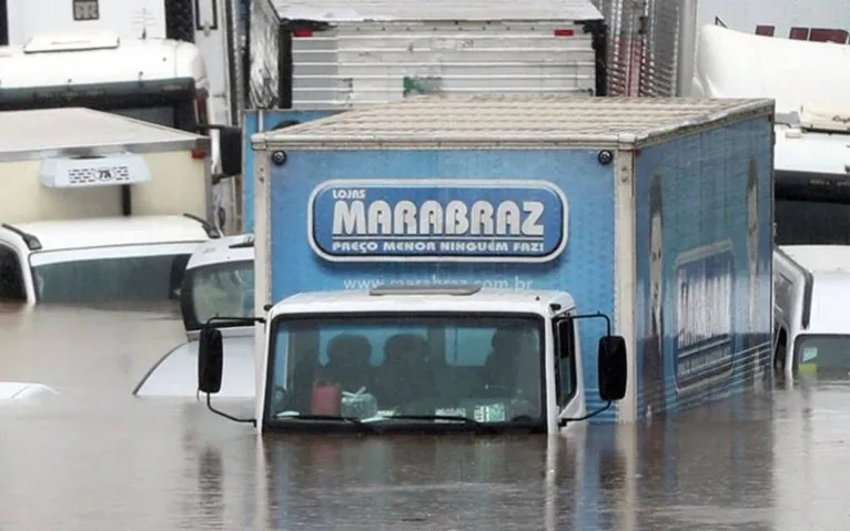 Chuva causa enchentes e paralisa São Paulo
