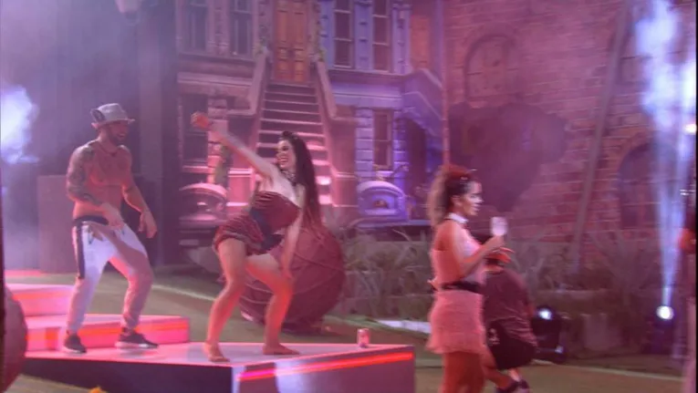 Paraense faz  striptease e se incomoda com rebolado de sister na festa do BBB
