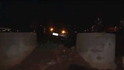 Veículo foi abandonado pelos suspeitos após colisão.