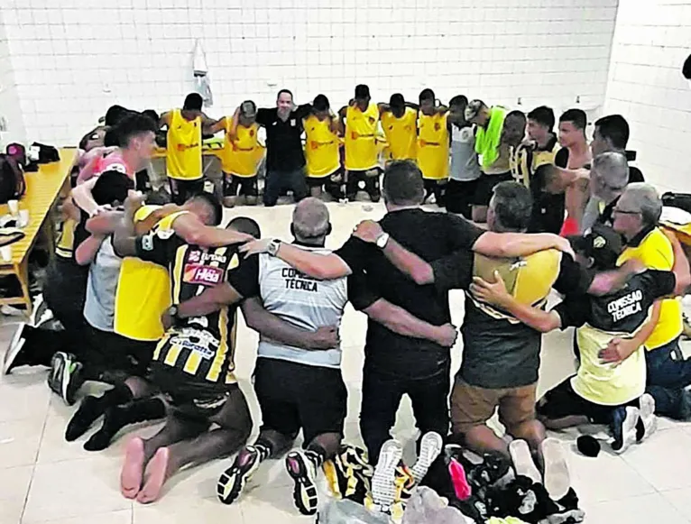 Equipe do Japiim reunida após a vitória