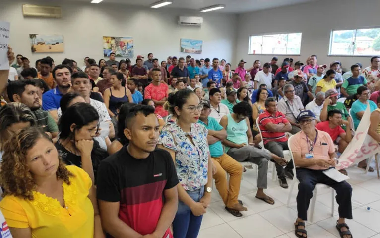Apoiadores do gestor e oposição estiveram presentes na sessão.
