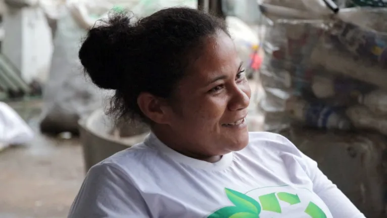 Determinada, Marcilene é uma das catadoras da cooperativa que tenta mudar a forma de se descartar óleo do cozinha em Bragança.