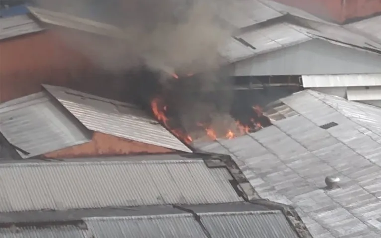 Incêndio atingiu uma fábrica de cosméticos localizada em Belém. 