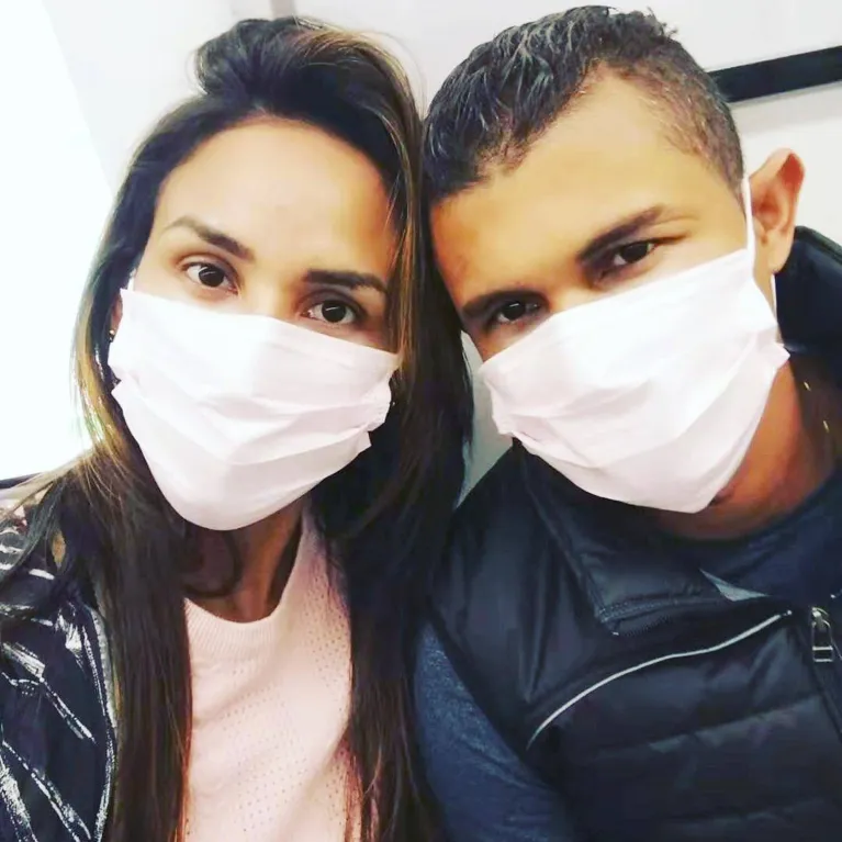 O atleta e a esposa com as máscaras obrigatórias