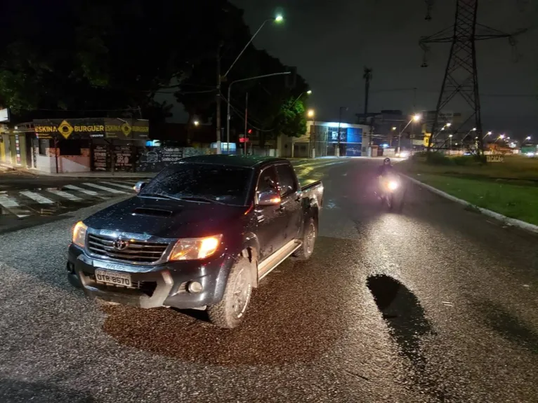 O empresário teria parado no semáforo quando foi alvo dos tiros 