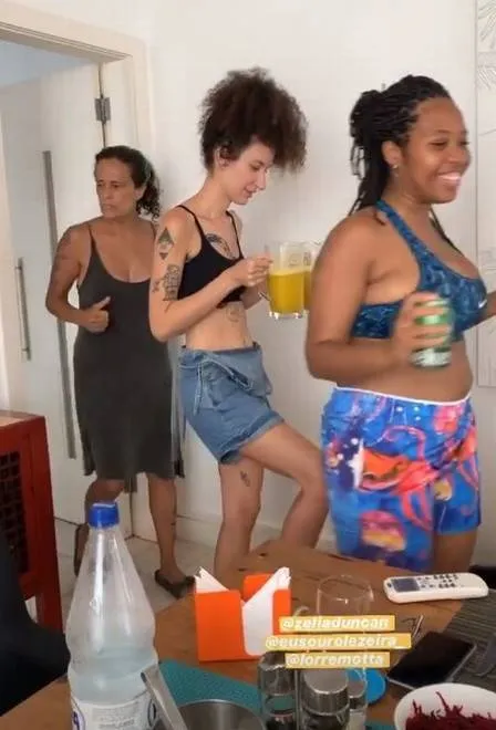 Zelia Ducan e amigas almoçam com Bruna Linzmeyer