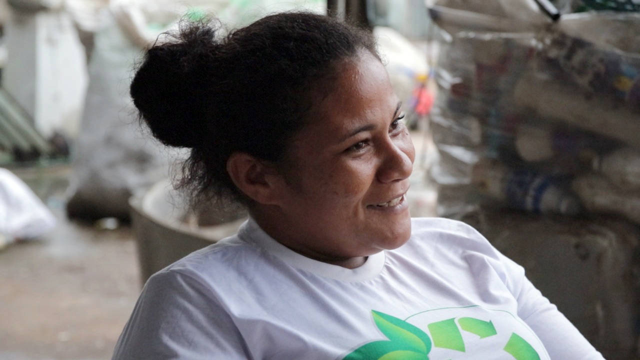 Determinada, Marcilene é uma das catadoras da cooperativa que tenta mudar a forma de se descartar óleo do cozinha em Bragança.