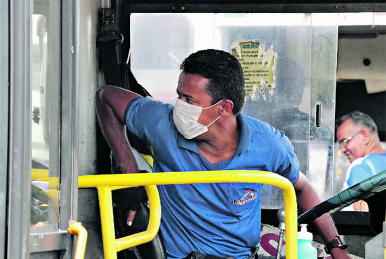 Alguns passageiros e motoristas passaram a usar máscaras, a fim de reforçar a proteção contra o novo coronavírus