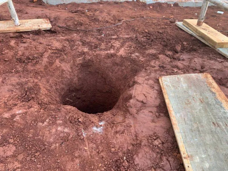 Menino de 3 anos é resgatado após cair em buraco de fundação de cinco metros