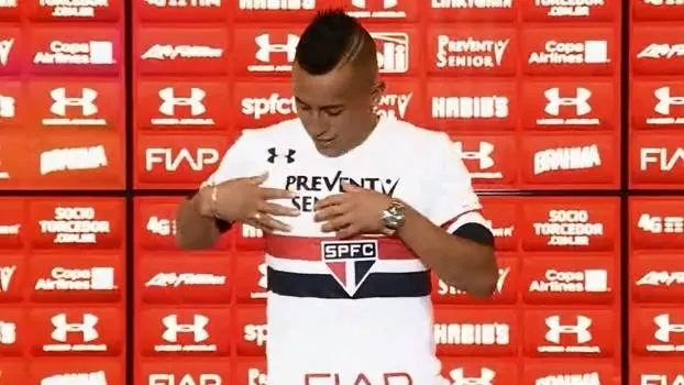 De carro forte a desmaio: veja as apresentações mais bizarras do futebol 