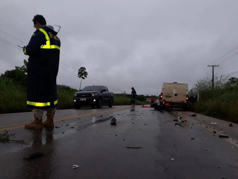 Motociclista
morre ao colidir com van
