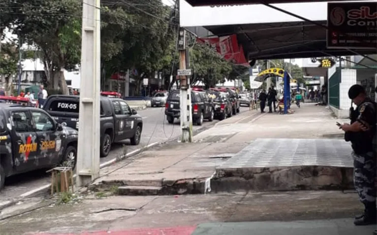 Bandidos fazem dez reféns em loja de roupas em Icoaraci