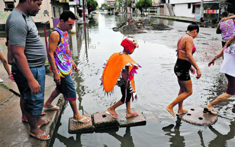 Moradores saem no bloco dos alagados para protestar contra a PMB