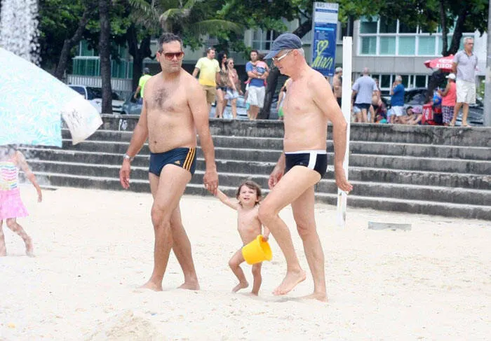  Caruso com o netos na praia.
