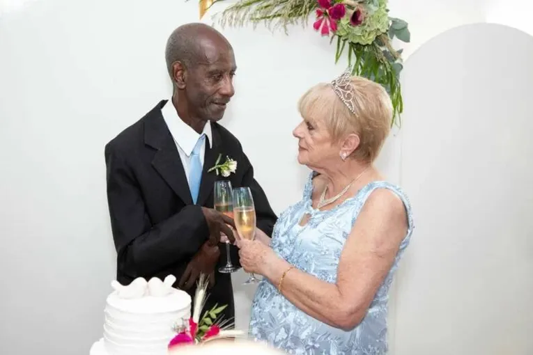 Namorados na juventude se reencontram após 50 anos e se casam em asilo; veja!