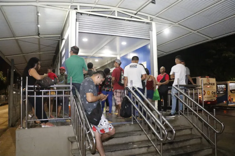 Sistema BRT entra em colapso com as chuvas e horário de funcionamento é estendido