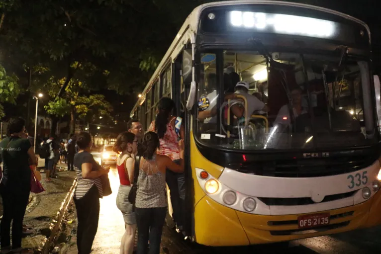 Sistema BRT entra em colapso com as chuvas e horário de funcionamento é estendido