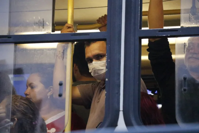 As máscaras cirúrgicas já podem ser vistas pelas ruas de Belém 