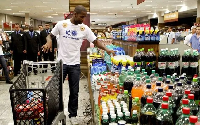 De carro forte a desmaio: veja as apresentações mais bizarras do futebol 