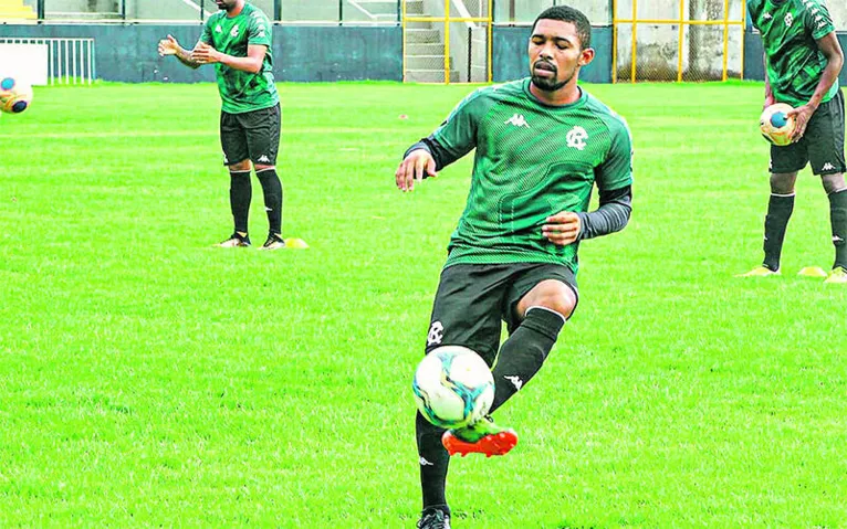 O atleta é um dos mais experiente do time em clássicos