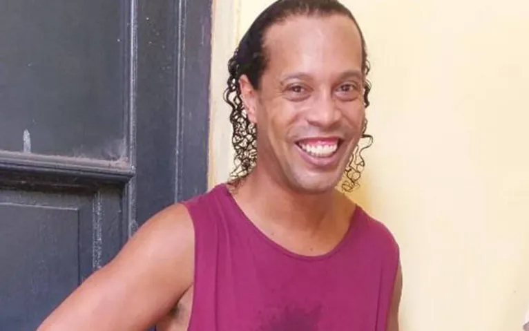 Fotos de Ronaldinho na prisão do Paraguai são divulgadas 