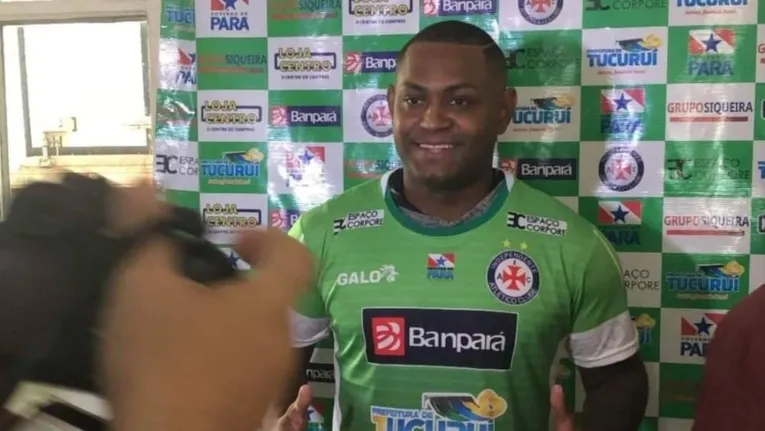 O jogador com a camisa do Galo Elétrico
