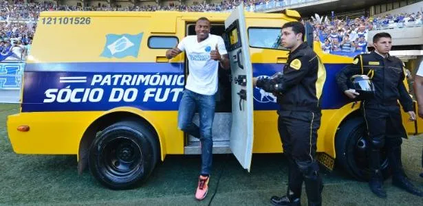 De carro forte a desmaio: veja as apresentações mais bizarras do futebol 