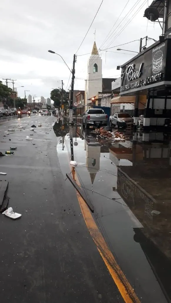 Lixo e entulho tomam conta das ruas de Belém após chuva 
