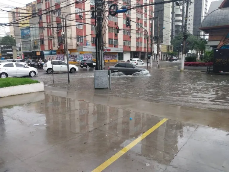 Cidade submersa: Belém alaga completamente em mais um dia de chuva intensa