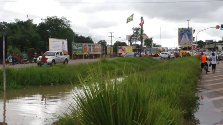 Transbordamento do rio Uriboca causa congestionamento quilométrico na BR-316