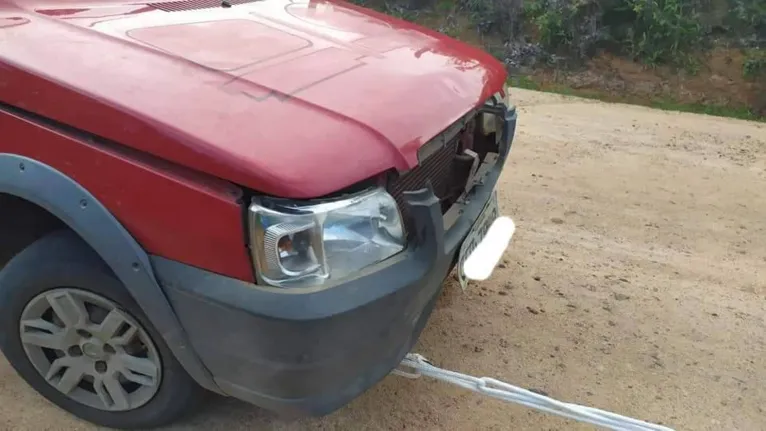Carro da TV Record capota em rodovia do Pará