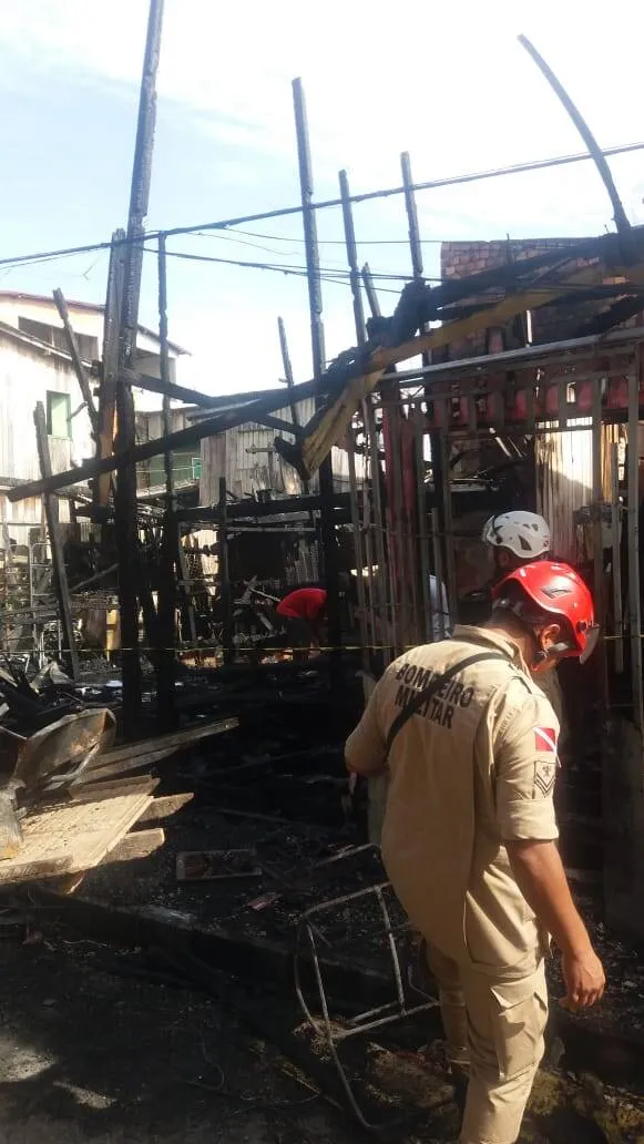 Três casas são destruídas completamente pelo fogo no bairro do Marco