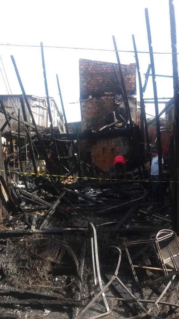 Três casas são destruídas completamente pelo fogo no bairro do Marco