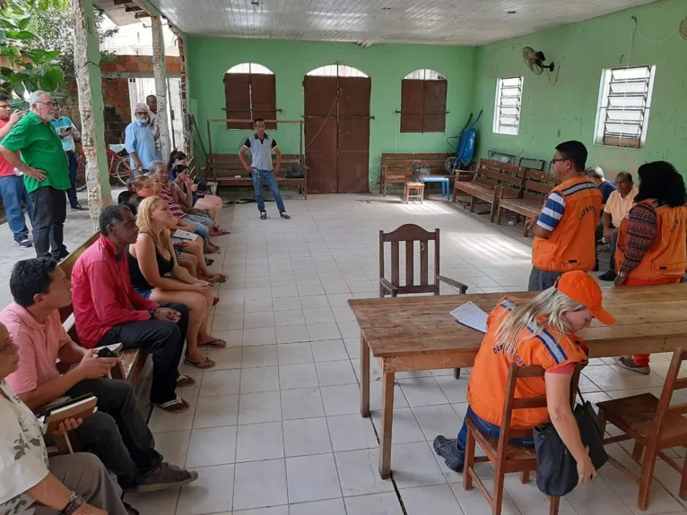 Equipe da defesa Civil orientando os moradores atingidos