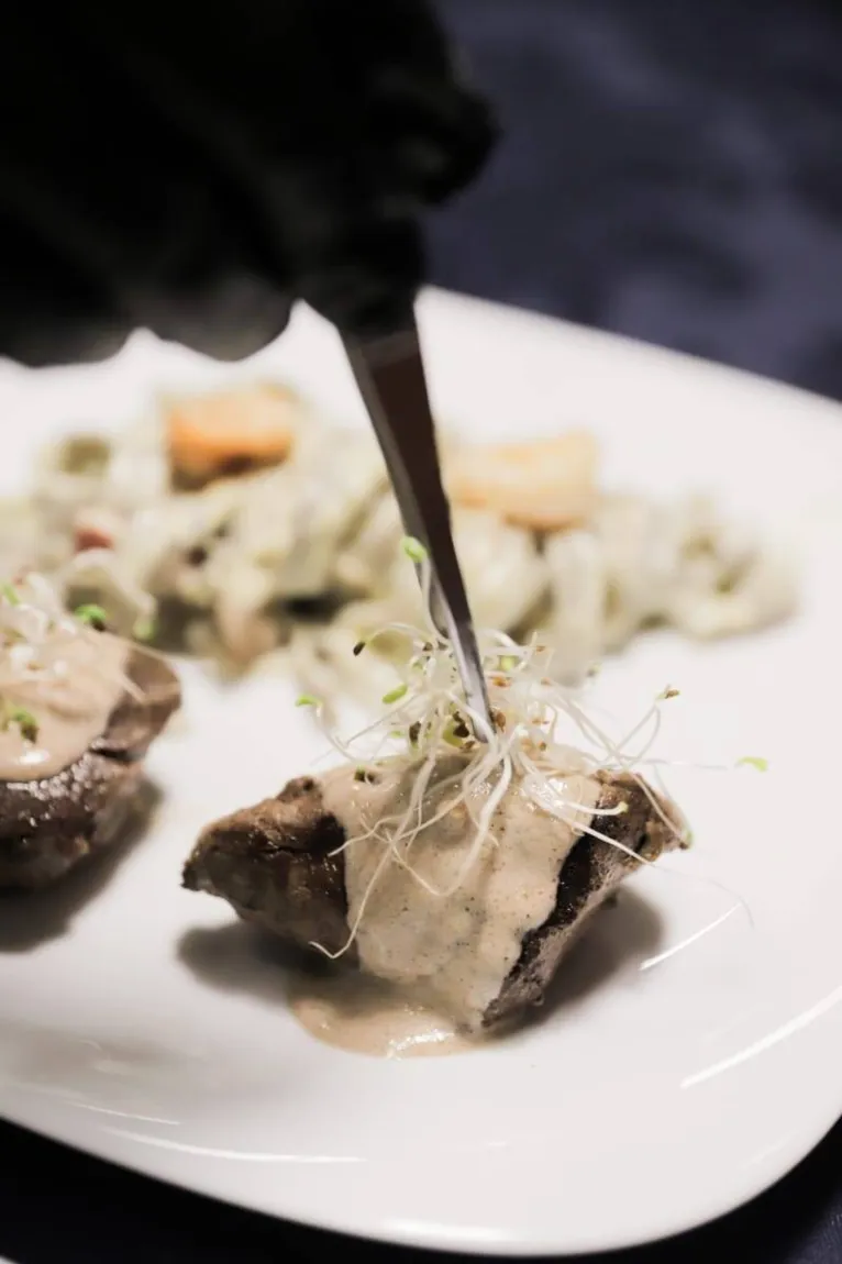 Prato principal: Fetuccini de azeitonas pretas, de massa artesanal, com filé poivre e Camarões salteados