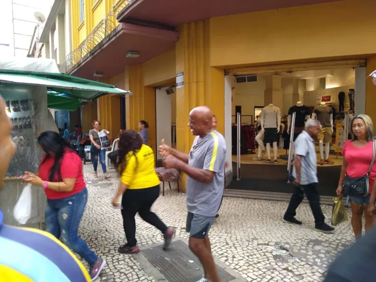 Ator pornô Kid Bengala é flagrado em Belém e assediado por fãs. Veja as fotos!