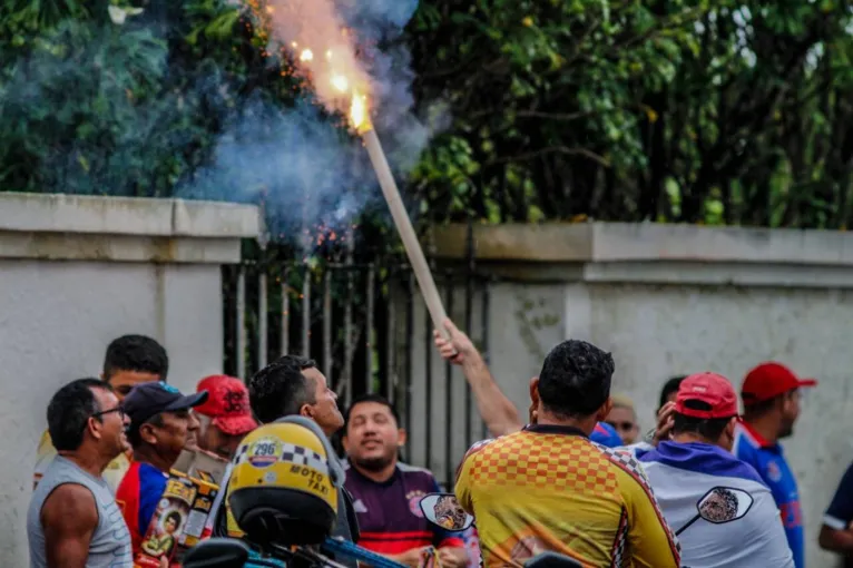 Torcida cobra jogadores do Bragantino em protesto em Bragança