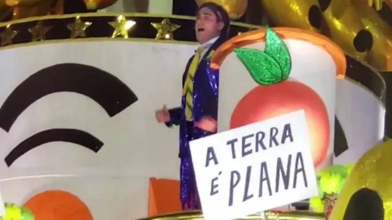 Vestido de Bolsonaro, Adnet faz flexão e "arminha" no desfile da São Clemente