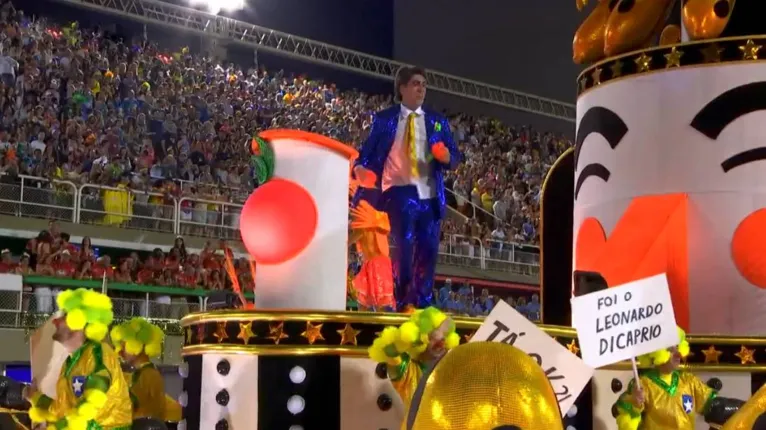 Vestido de Bolsonaro, Adnet faz flexão e "arminha" no desfile da São Clemente