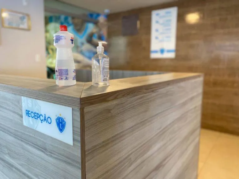 Álcool em gel nas dependências é a principal forma de combate da doença