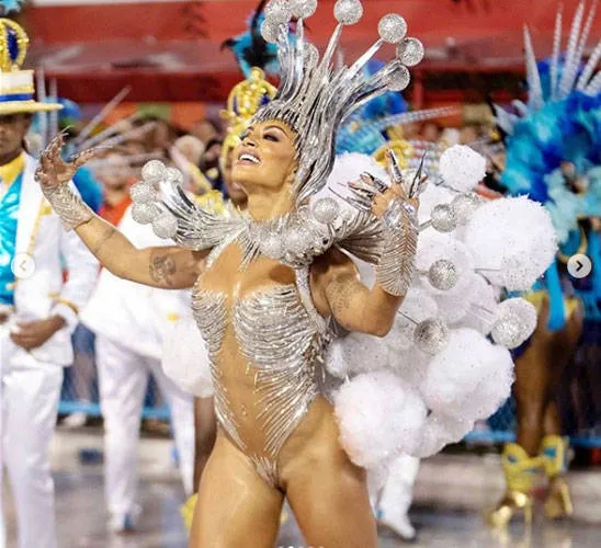 Aline Riscado desfila sem tapa-sexo e ‘mostra tudo’ no carnaval