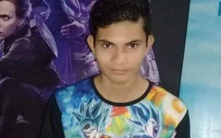 O jovem saiu de casa na manhã de hoje para comprar pão.