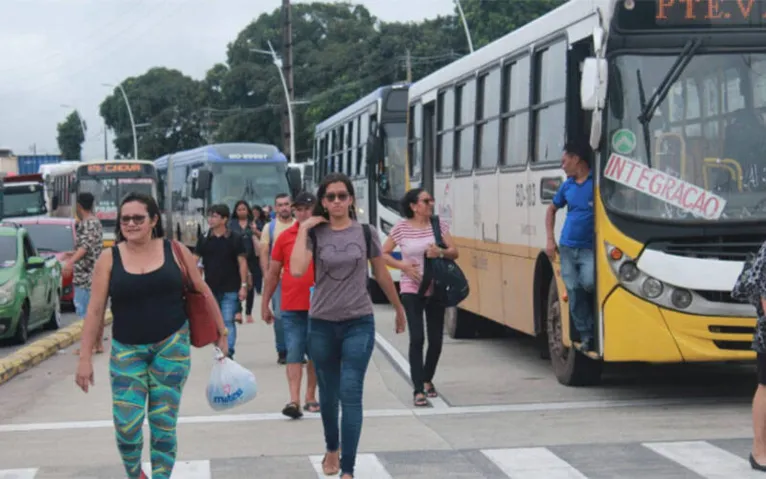 Passageiros tiveram que descer dos ônibus no meio da via BRT.