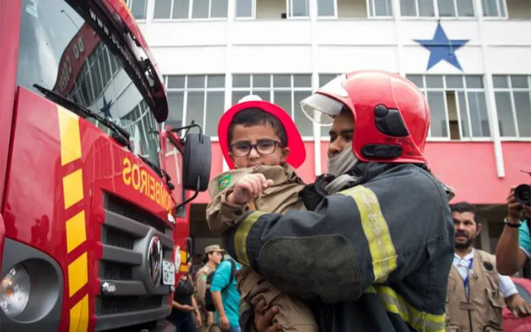 Portador de uma doença rara, o menino Leon Assayag teve um dia de bombeiro. 
