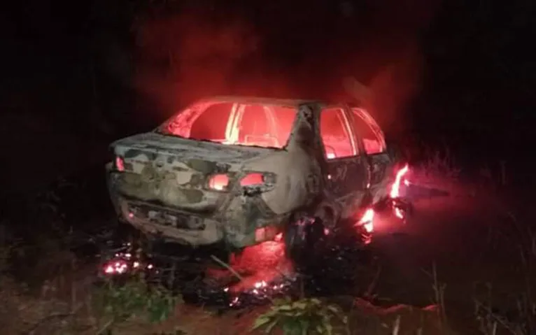 Veículo do parlamentar foi incendiado