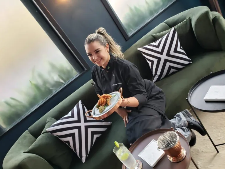 Na onda do corona, a chef Nathalie Furtado criou um cardápio especial do Aviú para o iFood, com almoço e jantar, de terça a sábado, e somente almoço, aos domingos. Além das entradas, pratos, menu kids e sobremesas, estão em cena os festejados drinks da casa