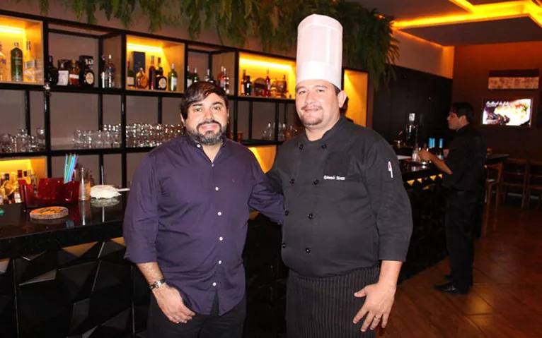 Fábio Moura apresenta o novo chef do Imperium, Raimundo Moraes. Neste sábado, terá o primeiro almoço em comemoração ao primeiro ano de sucesso do sofisticado restaurante