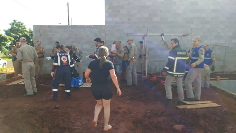 Menino de 3 anos é resgatado após cair em buraco de fundação de cinco metros