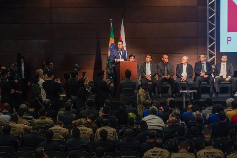Governo anuncia aumento salarial e de benefícios para PMs e Bombeiros